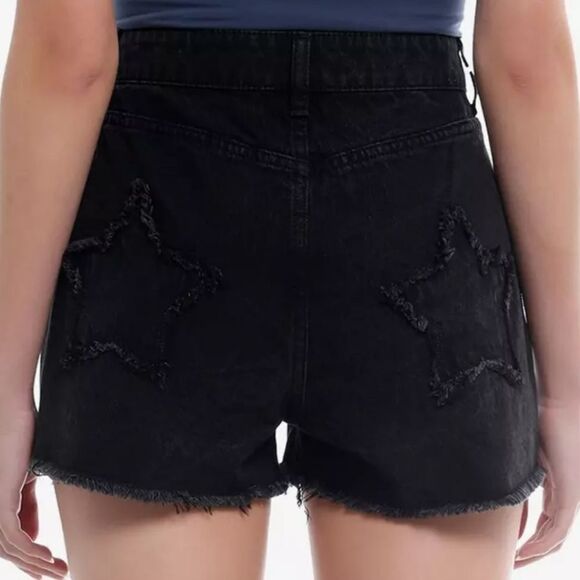 542 NWT Hot Topic Social Collision Black Star Patch Girls Denim Shorts Size 3 - Picture 2 of 8